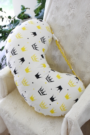 Подушка для годування,корони на бiлому