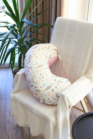 Подушка для годування,єдинороги на бiлому